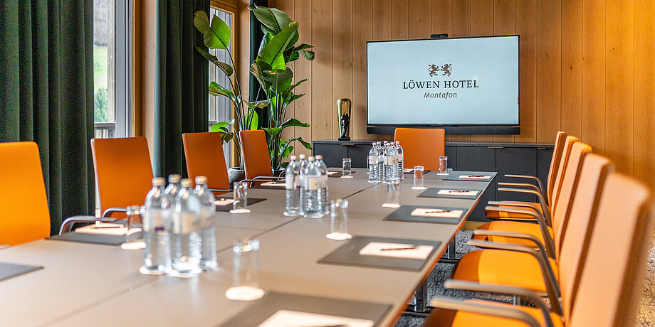 A light-flooded conference room with office furniture and technical equipment at the Löwen seminar hotel in Vorarlberg