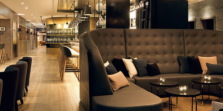 Der Loungebereich im Löwen Hotel Montafon mit anliegender Bar