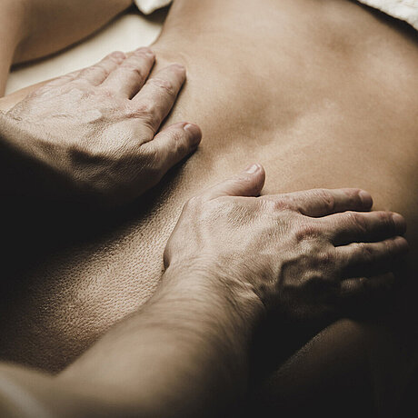 Eine Dame entspannt bei einer Massage im Löwen Hotel Montafon