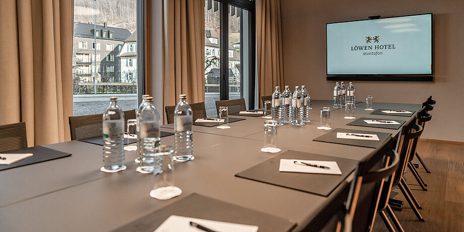 Light-flooded conference room with modern office furniture and flat screen at the Löwen seminar hotel in Austria