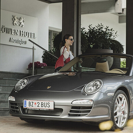 Arrival by car at the Löwen Hotel
