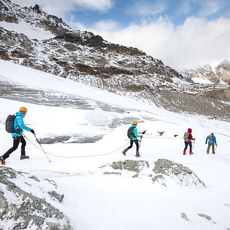 Gruppe von Menschen beim Wandern durch das verschneite Montafon