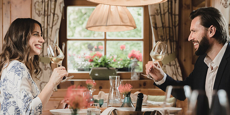 Ein Paar speist in einer Stube mit alpinen Flair im Löwen Hotel Montafon