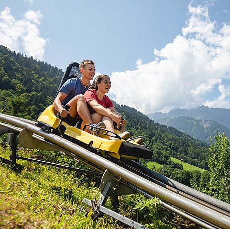 Zwei Jugendliche auf der Rodelbahn Alpine-Coaster-Golm im Montafon
