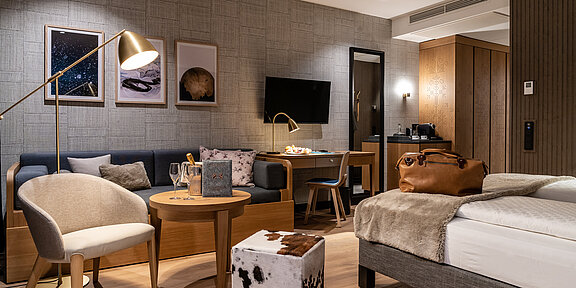Gemütliche Leseecke im alpin modernen Stil in der Unique Suite des Löwen Hotel in Vorarlberg