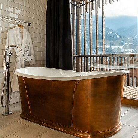 Unique Suite im Löwen Hotel mit freistehender Badewanne und Panoramablick auf die Montafoner Berglandschaft