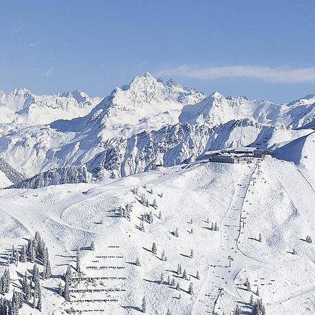 Die frostige Winterlandschaft mit Skilift nahe des Löwen Hotel Montafon