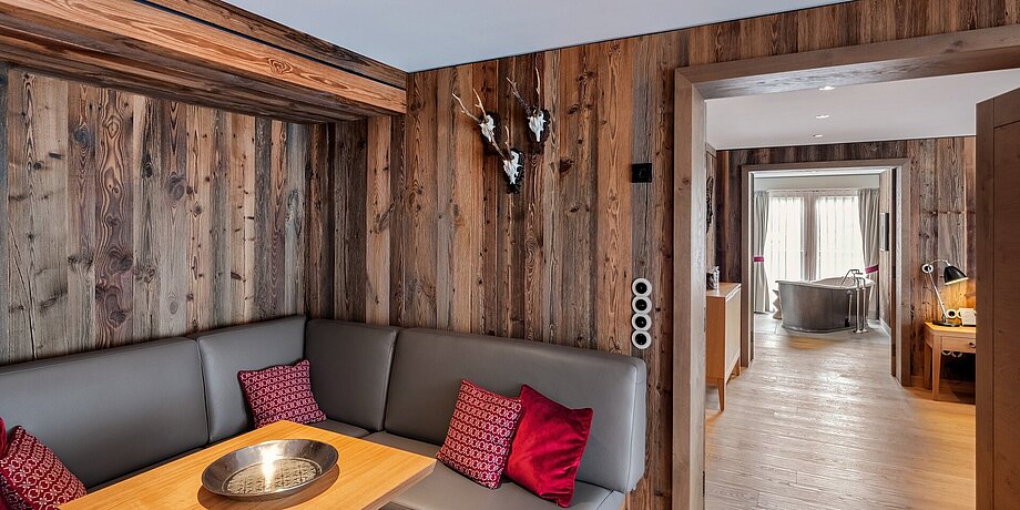 Stilvoll designtes Hotelzimmer mit Holzelementen im vier Sterne Superior Hotel 