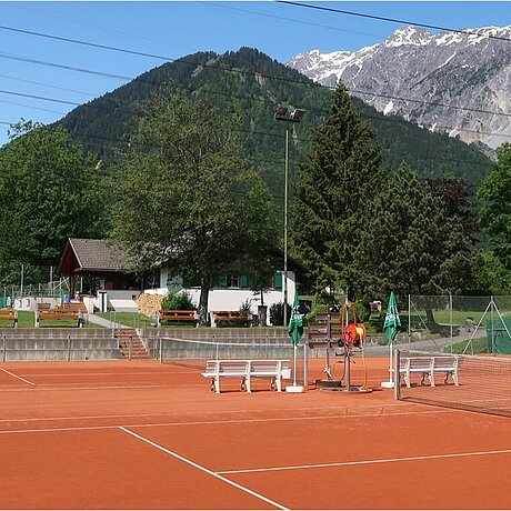 Tennisplatz mit traumhafter Montafoner Bergkulisse in Vorarlberg