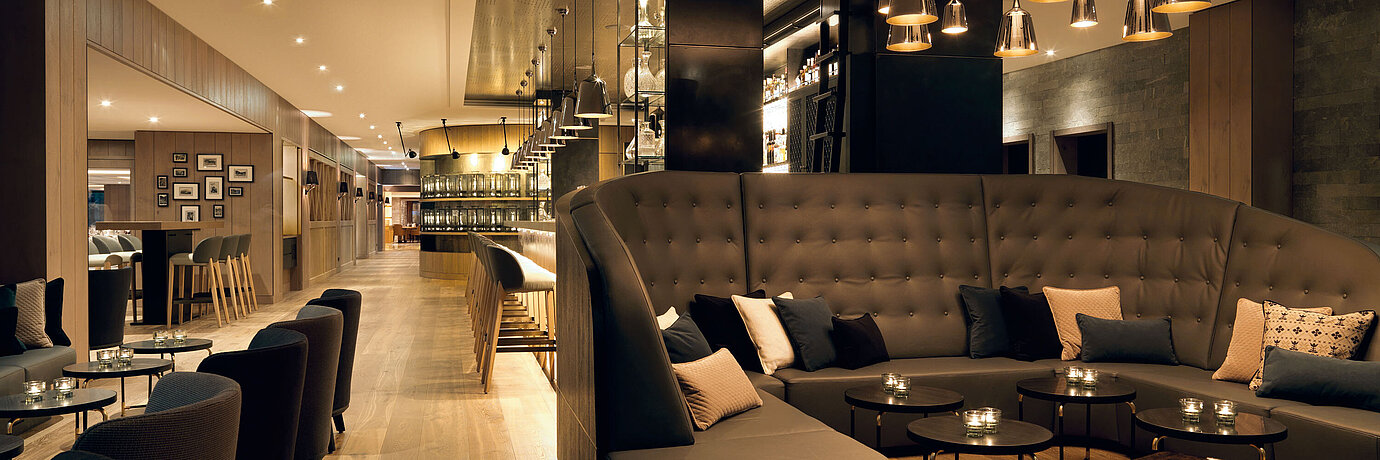 Lounge mit Bar des Löwen Hotels Montafon