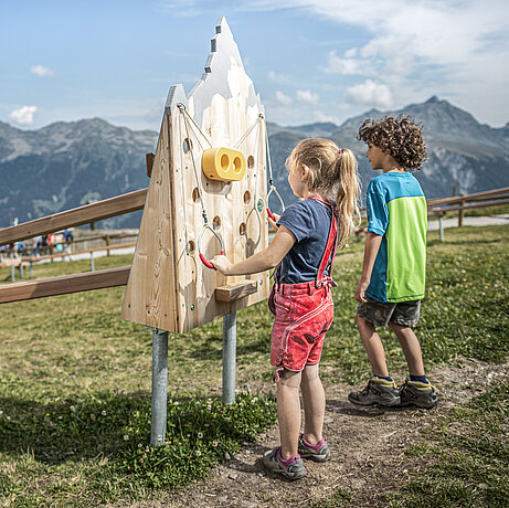 Kinder auf einem Lehrpfad in der Montafoner Bergwelt im schönen Vorarlberg