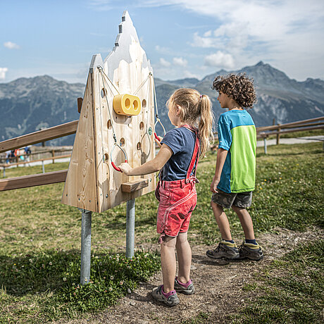Children on the research trail on the Golm in the Montafon