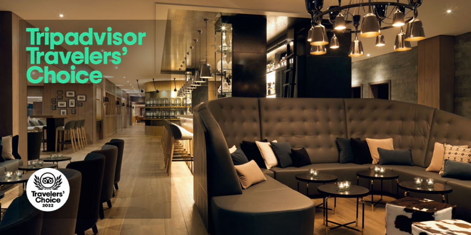 Tripadvisor Travalers' Choice 2022 mit Bild von Lounge mit Bar im Hintergrund