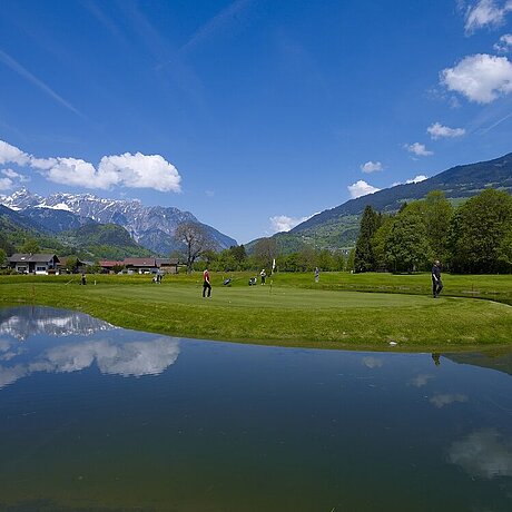 Golfplatz mit Montafoner Bergkulisse in Vorarlberg