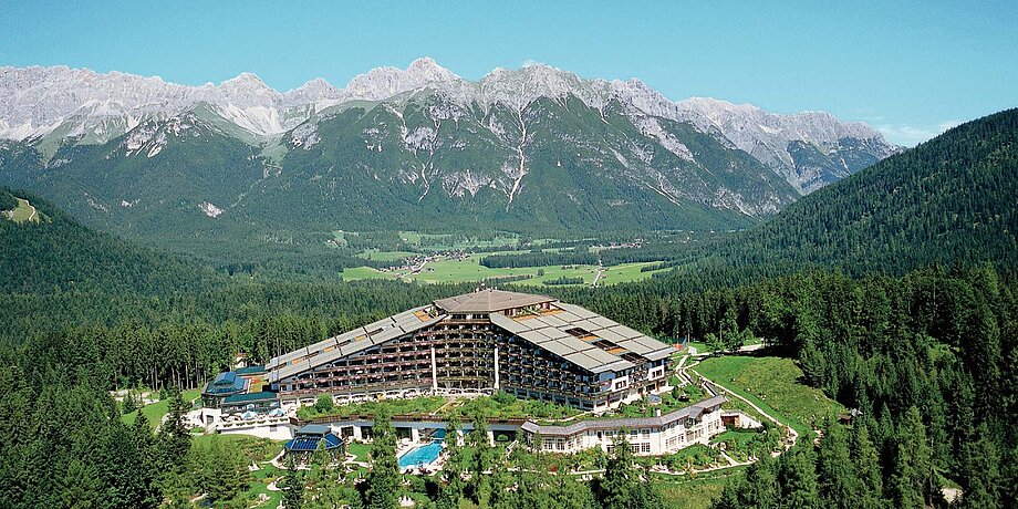 Blick auf das Interalpen Hotel Tyrol