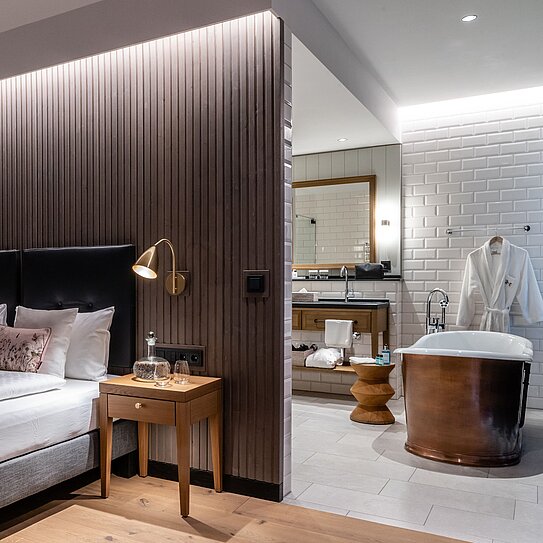 Zimmer mit freistehender Badewanne