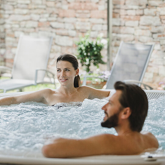 Paar in Jacuzzi