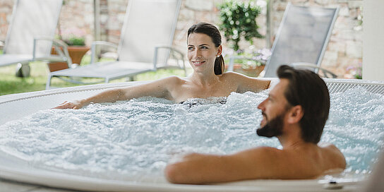 Paar in Jacuzzi