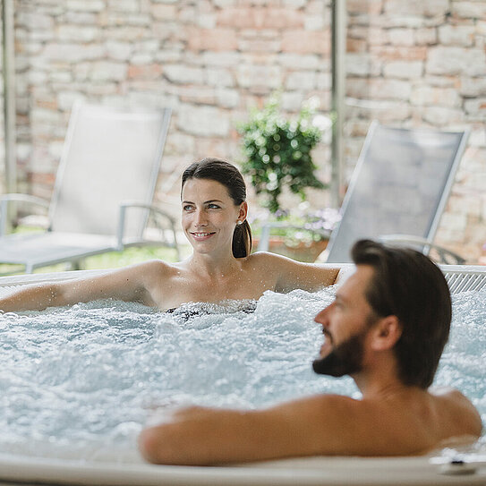 Paar in Jacuzzi