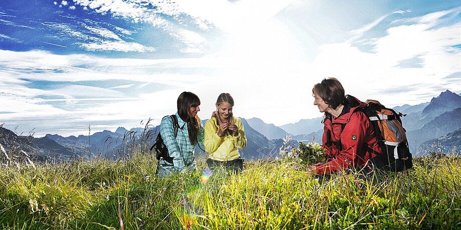 Drei Frauen bei einer kulinarischen Kräuterwanderung in der Silvretta Montafon