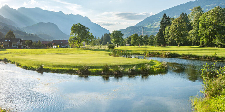 Golfplatz des Golfclub Montafon mit Teich