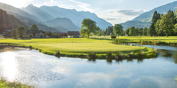 Golf Vorarlberg Golfplatz des Golfclub Montafon mit Teich