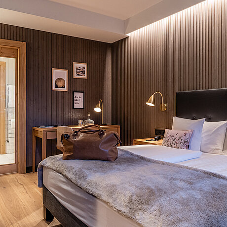 Schlafzimmer mit King-Size Bett in der Unique Suite im Löwen Hotel in Vorarlberg